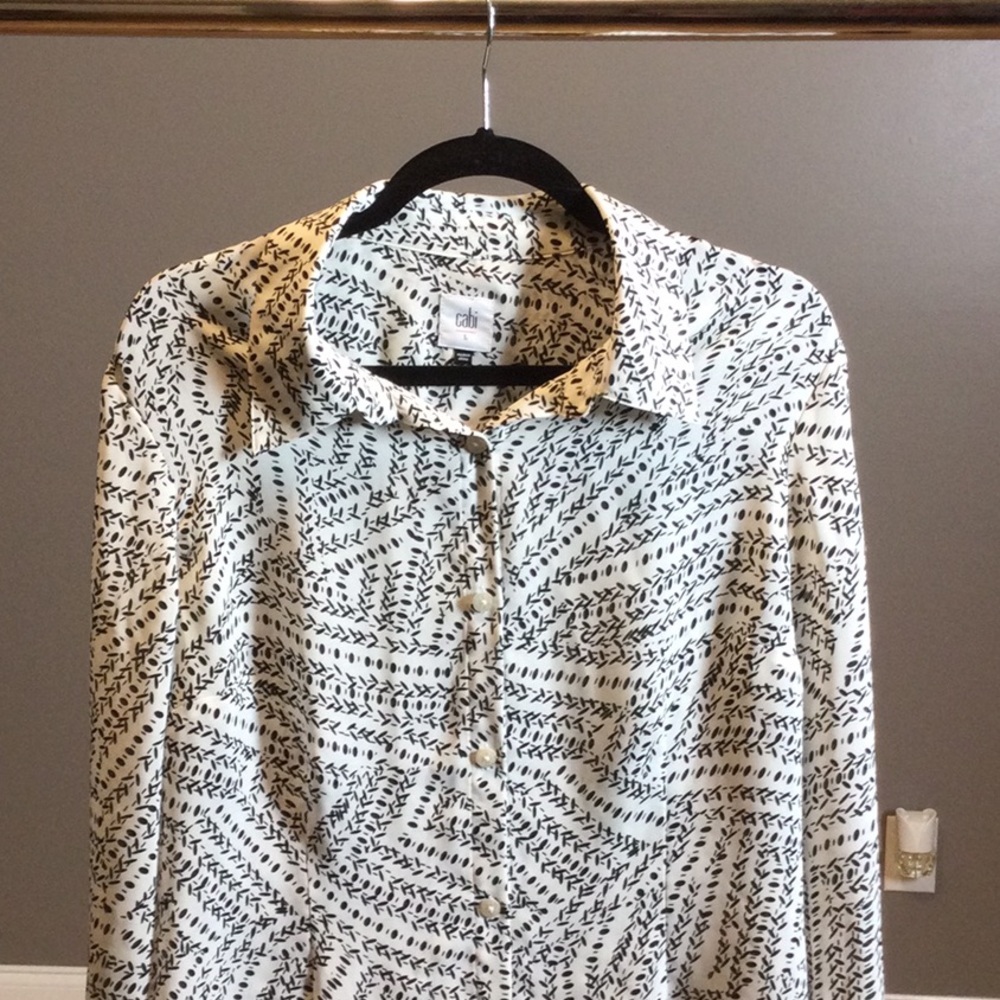 L Cabi Black And White Split Back Patterned Butto… - image 6